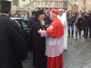 arrivo-di-bartolomeo-i-a-perugia-accolto-dal-cardinale-bassetti-ai-piedi-della-gradinata-della-cattedrale