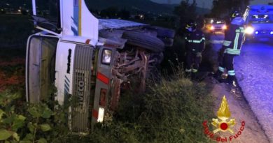 Spoleto, camion finito fuori strada, intervento dei vigili del fuoco