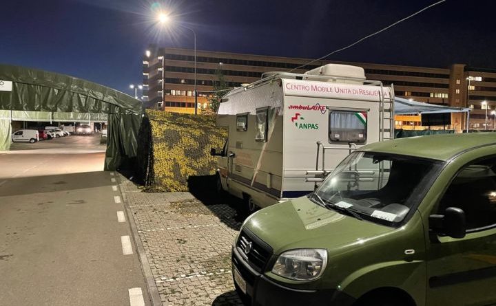 Terni, tendostruttura dell’esercito di 200 mq allestita nella postazione tamponi ‘pit stop’ in viale Bramante