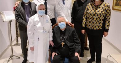 Perugia, il cardinale Gualtiero Bassetti, dimesso dall'ospedale, ritorna a casa